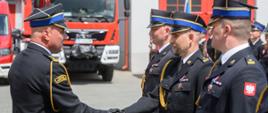 Na zdjęciu widoczny Zastępca Świętokrzyskiego Komendanta Wojewódzkiego Państwowej Straży Pożarnej w trakcie wręczania aktów nadania wyższych stopni służbowych funkcjonariuszą KP PSP w Ostrowcu Św,