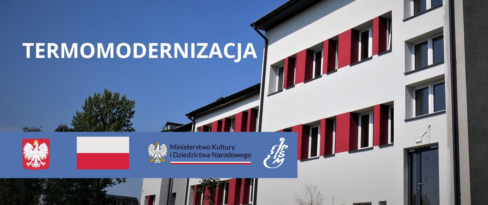 Zdjęcie budynku szkoły z napisem "termomodernizacja" i godłem i flagą Polski oraz logotypami MKiDN i szkoły