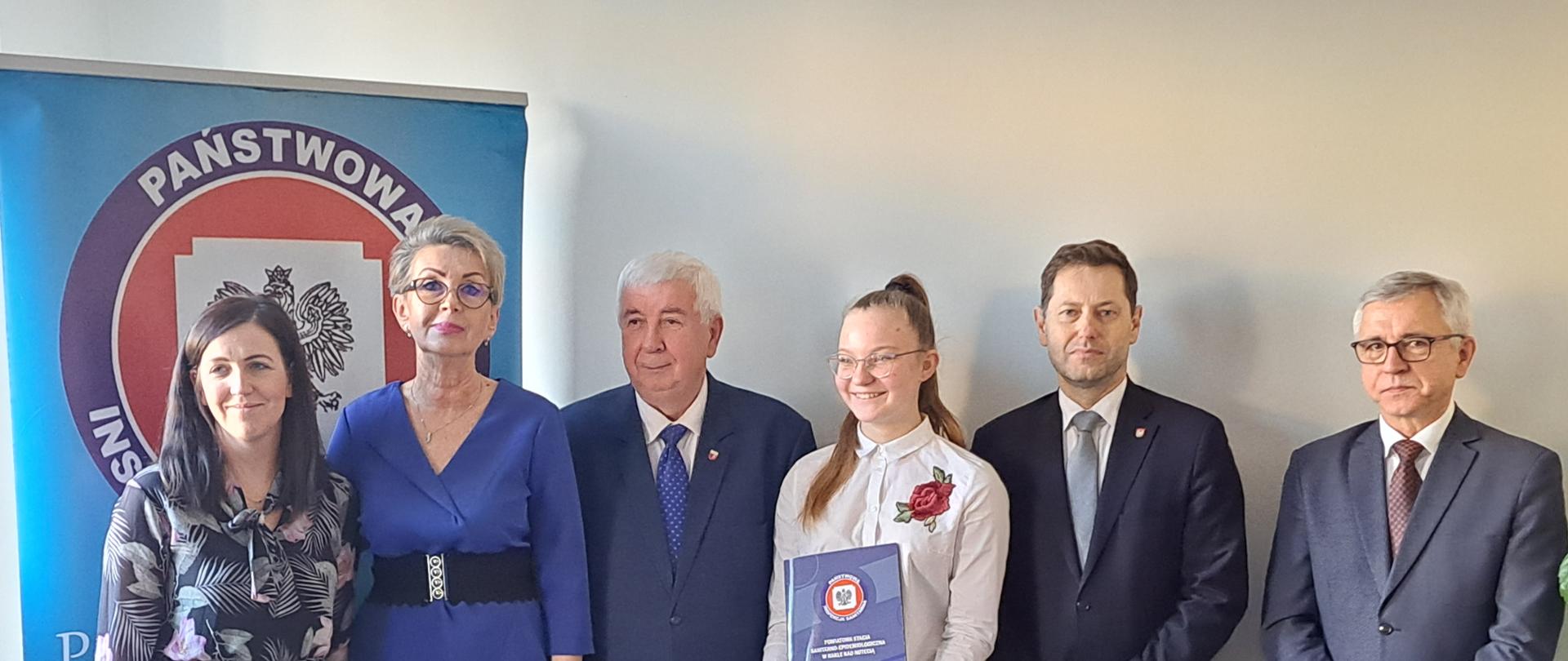 Uroczyste wręczenie nagród uczniom wyróżnionym oraz biorącym udział w konkursie plastycznym "Młodzież bez nałogów - uzależnieniom mówię NIE"