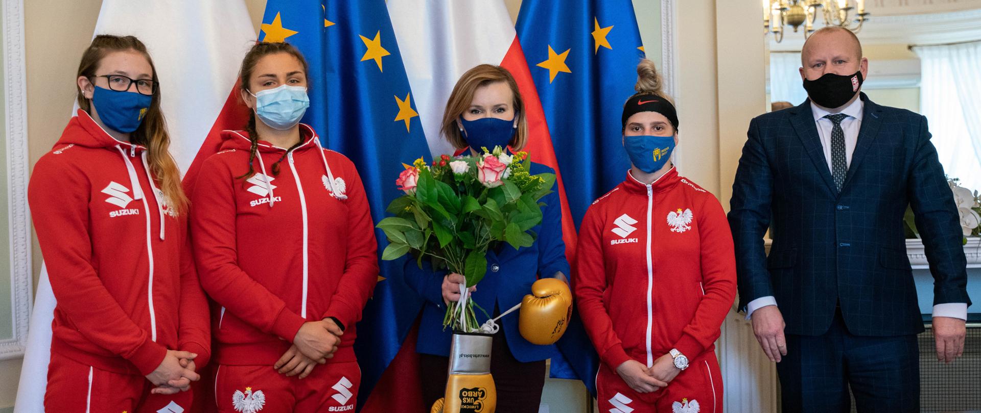 Minister Anna Krupka podczas spotkania z medalistkami Mistrzostw Europy Juniorów w boksie i Prezesem Polskiego Związku Bokserskiego.
