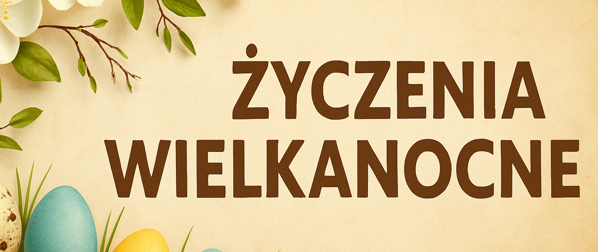 Wielkanocna grafika z napisem 'ŻYCZENIA WIELKANOCNE' umieszczonym po prawej stronie, w ciemnobrązowym kolorze na jasnobeżowym tle. Po lewej stronie i na dole znajdują się kolorowe pisanki — niebieskie, żółte, pomarańczowe i nakrapiane — leżące w zielonej trawie. W górnej części widoczne są gałązki z zielonymi liśćmi i białymi kwiatami, nawiązujące do wiosny i świąt wielkanocnych. Całość utrzymana w ciepłej, naturalnej tonacji.