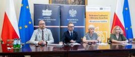 Od lewej dyrektor Biura Wojewody Tobiasz Puchalski, dyrektor wydziału bezpieczeństwa i zarządzania kryzysowego Błażej Krawczyk, wojewoda łódzki Dorota Ryl oraz zastępca dyrektora WBiZK Katarzyna Tomczak 