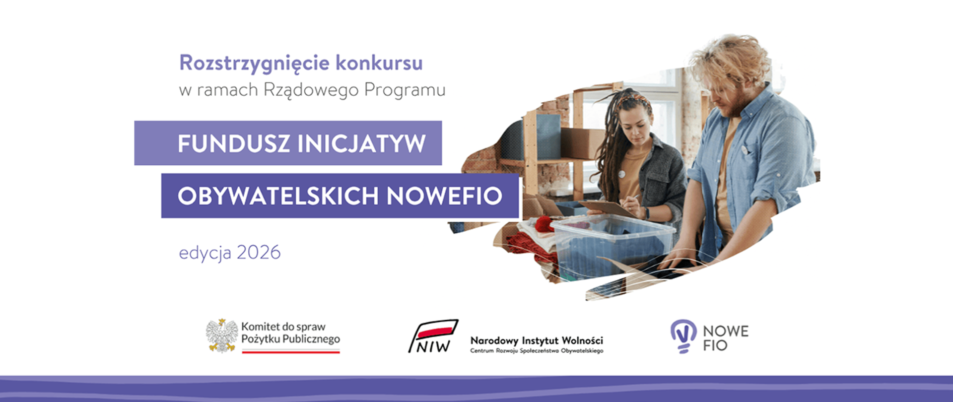 Grafika informuje o ogłoszeniu wyników konkursu. Na jednolitym tle, w lewej części umieszczony jest tytuł: Rozstrzygnięcie konkursu w ramach Rządowego Programu Fundusz Inicjatyw Obywatelskich NEWEFIO, edycja 2026. Po prawej zdjęcie ilustracyjne: dwie osoby pakują ubrania do pudełek. Jedna z osób trzyma w rękach podkładkę pod dokumenty i długopis. W tle fragment pomieszczenia – widoczne drewniane regały magazynowe i okno. Na dole grafiki umieszczono loga: Komitet do spraw Pożytku Publicznego, Narodowy Instytut Wolności, NOWEFIO.