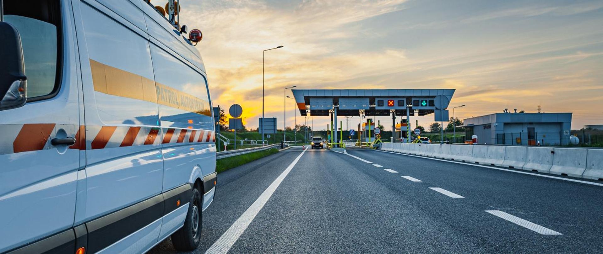 Punkt poboru opłat na autostradzie A4 – widoczne stanowiska bramkowe, oznakowanie świetlne oraz pojazdy poruszające się w kierunku stanowisk poboru opłat.
