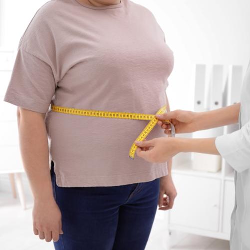 Lekarz mierzący obwód pasa