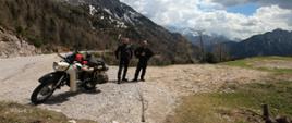 Na zdjęciu dwóch motocyklistów wraz z motocyklami. W tle krajobraz.