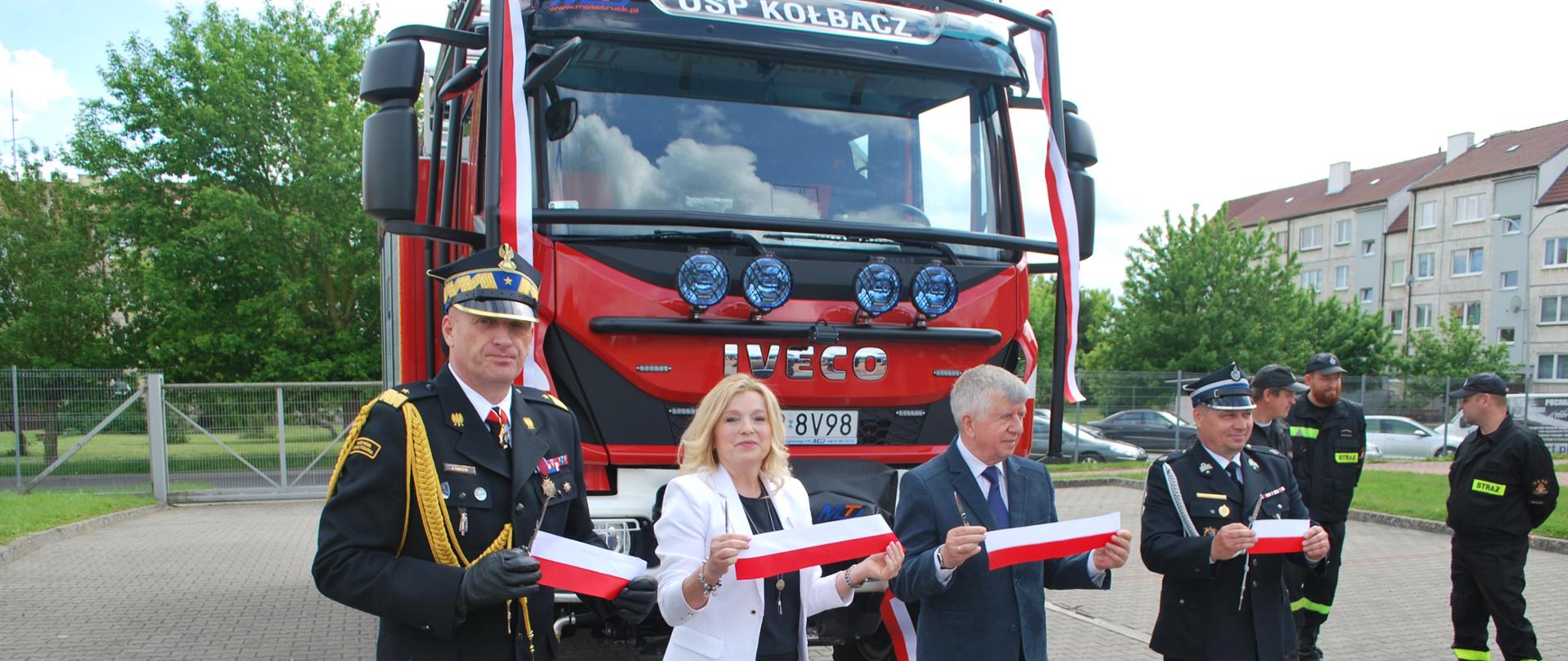 Uroczyste przecięcie wstęgi przez zaproszonych gości