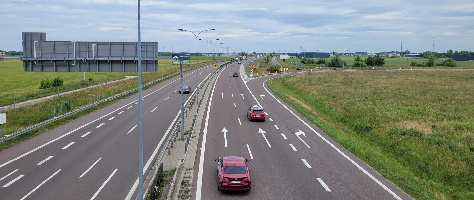 Droga ekspresowa S17 na obwodnicy Garwolina z ruchem samochodowym
