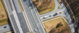 Autostrada A4 biegnąca górą poprzez wiadukt, natomiast pod nią znajduje się ul. Batorego, która kończy się skrzyżowaniem z ul. Oświęcimską (prawy dolny róg fotografii) i łącznicami węzła Chorzów prowadzącymi do autostrady A4 w kierunku Katowic (prawy górny róg zdjęcia).