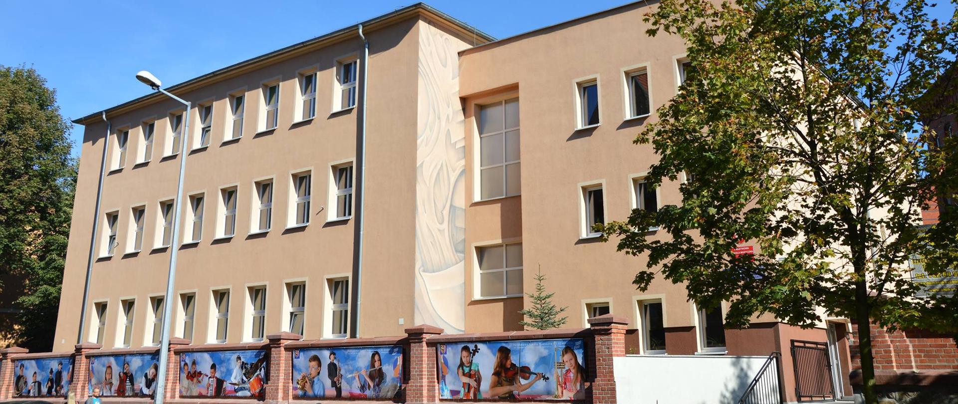 Zdjęcie przedstawiające budynek PSM w Zgorzelcu