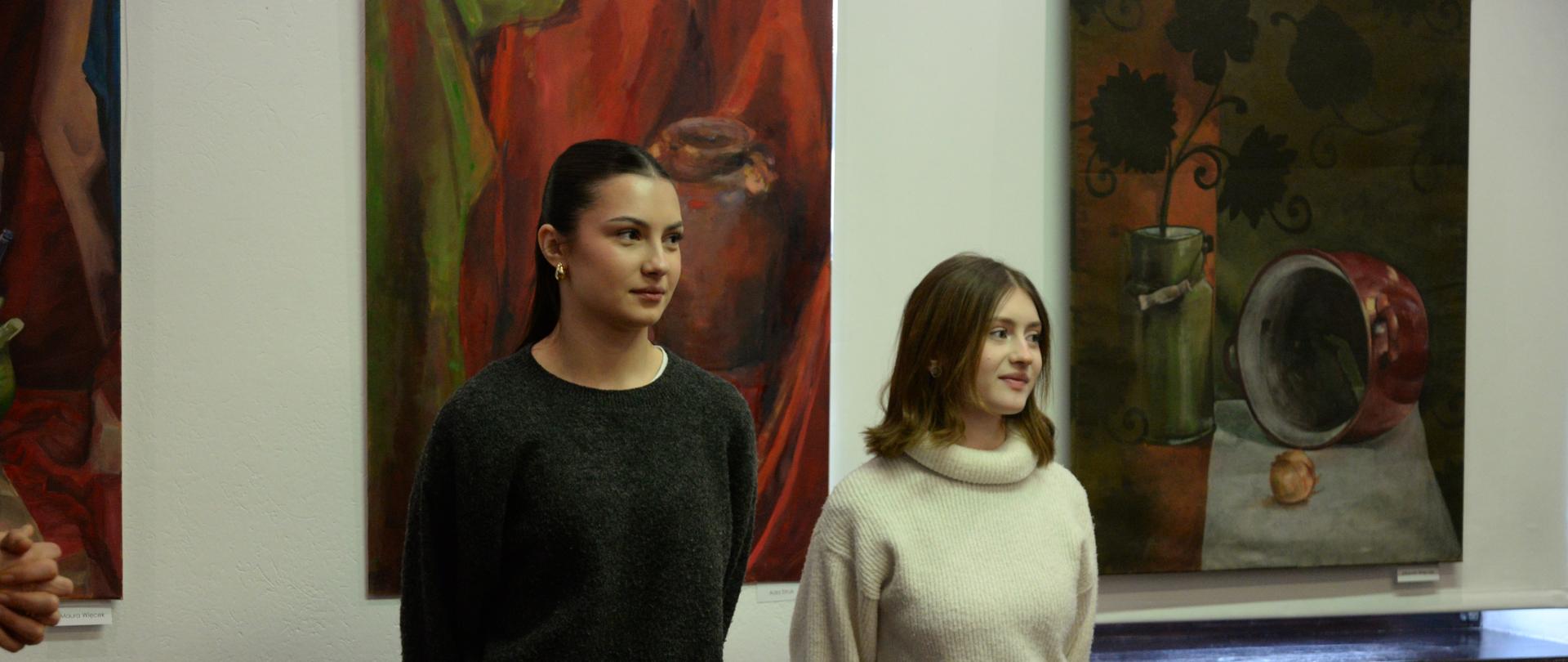 galeria patio, autorki prac na otwarciu wernisażu na tle obrazów