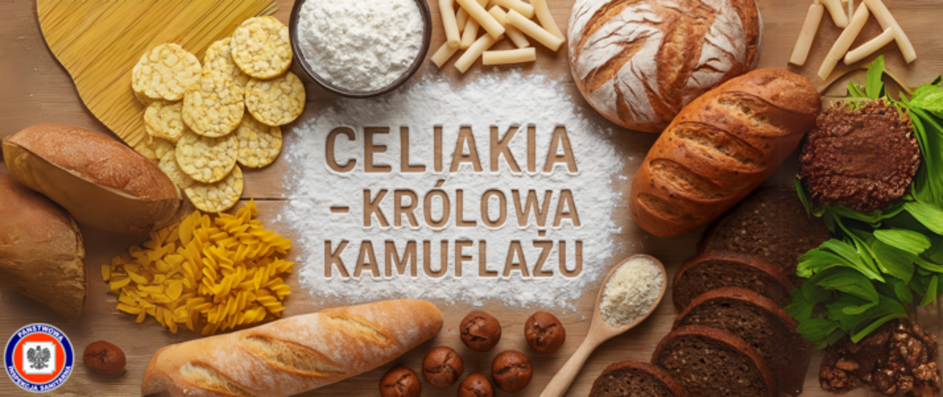 Grafika przedstawia stół na którym leżą produkty spożywcze zawierające gluten. W centralnej części zdjęcia na rozsypanej mące utworzono napis - Celiakia - Królowa kamuflażu. Wokół napisu znajdują się: makaron pszenny rurki, chleb pszenny, chleb ziarnisty, bułki, bagietka, makaron świderki, drewniana łyżka z mąką, chrupki kukurydziane, miska z mąką oraz kilka zielonych liści. W lewym dolnym rogu zdjęcia znajduje się okrągłe logo Państwowej Inspekcji Sanitarnej przedstawiające czarnego orła na białym kwadratowym tle, które otoczone jest czerwonym wypełnieniem. Zewnętrzną część logo otacza granatowy okrąg z napisem Państwowa Inspekcja Sanitarna w kolorze białym.