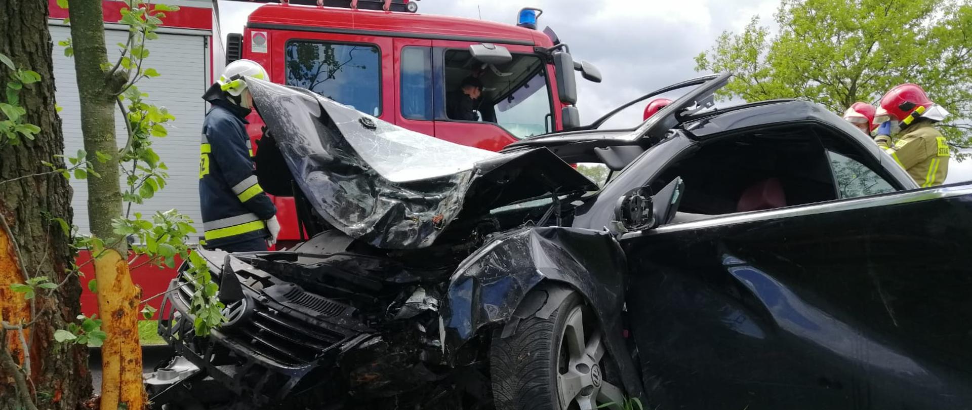 SAMOCHÓD OSOBOWY UDERZYŁ W DRZEWO W OKOLICACH KĄKOLEWA