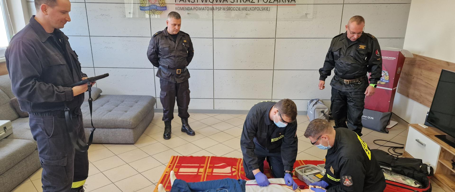 Na zdjęciu strażacy podczas egzaminu kwalifikowanej pierwszej pomocy