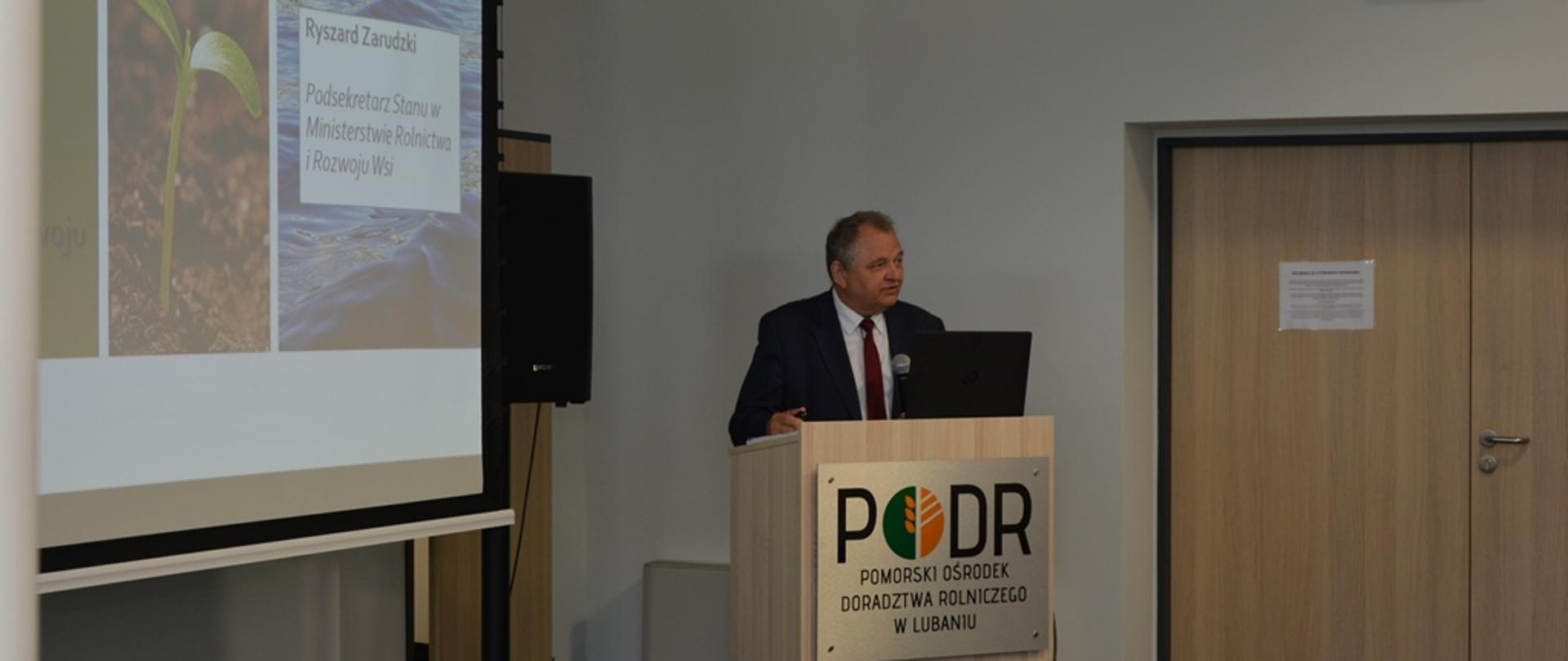 Wiceminister R. Zarudzki podczas wypowiedzi na konferencji w Lubaniu