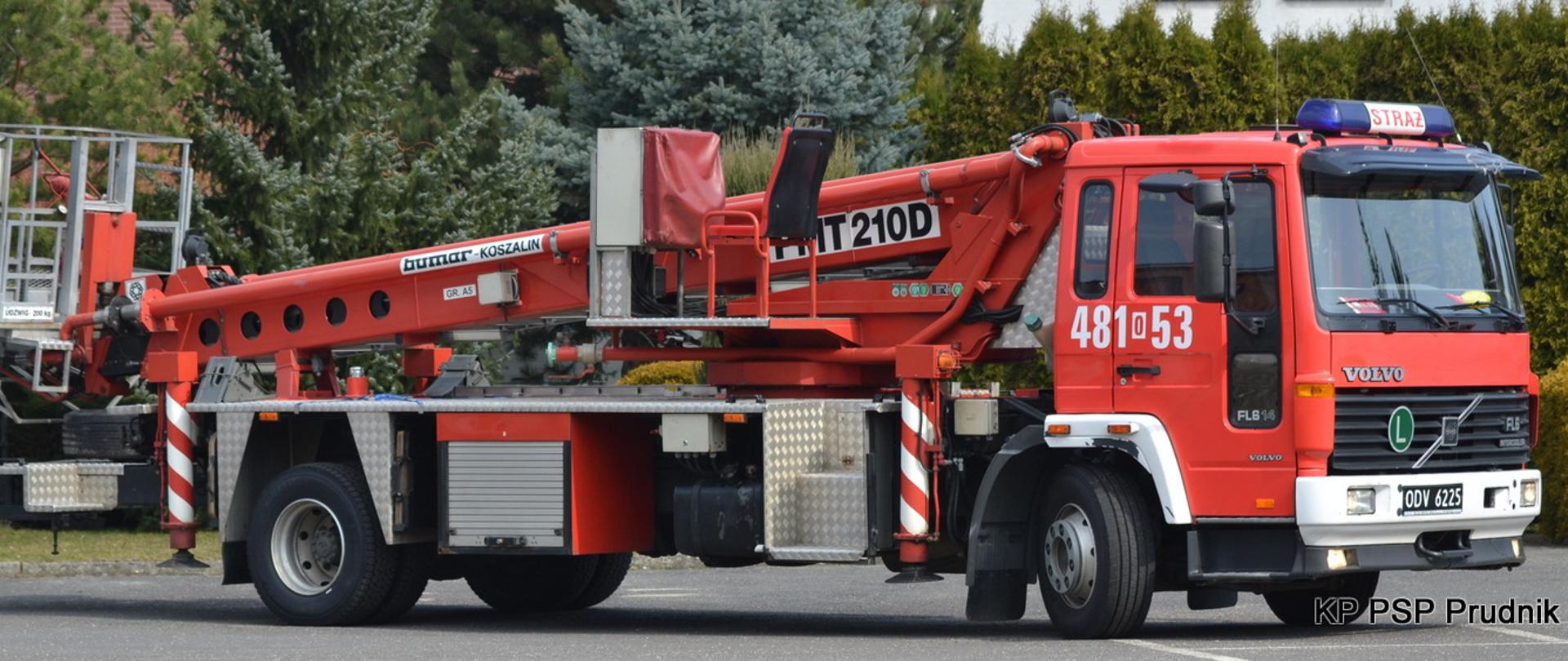 Samochód specjalny podnośnik z drabiną o wysokości podnoszenia kosza do 21 metrów.
