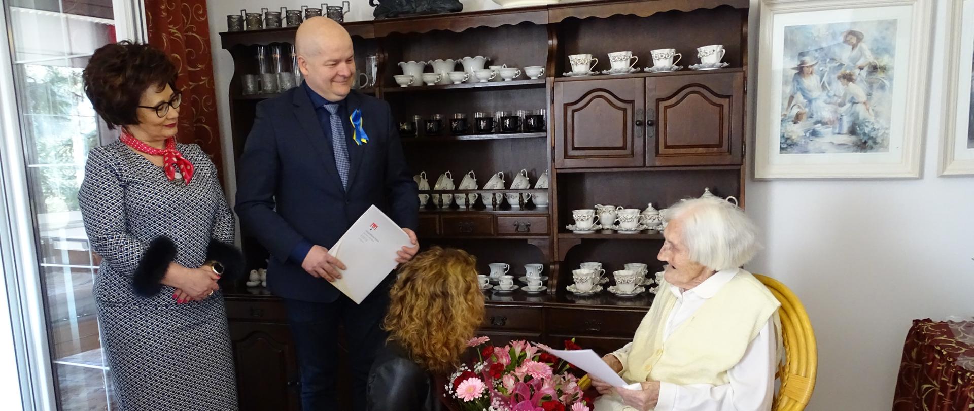 Na zdjęciu widać kobiety i mężczyzn