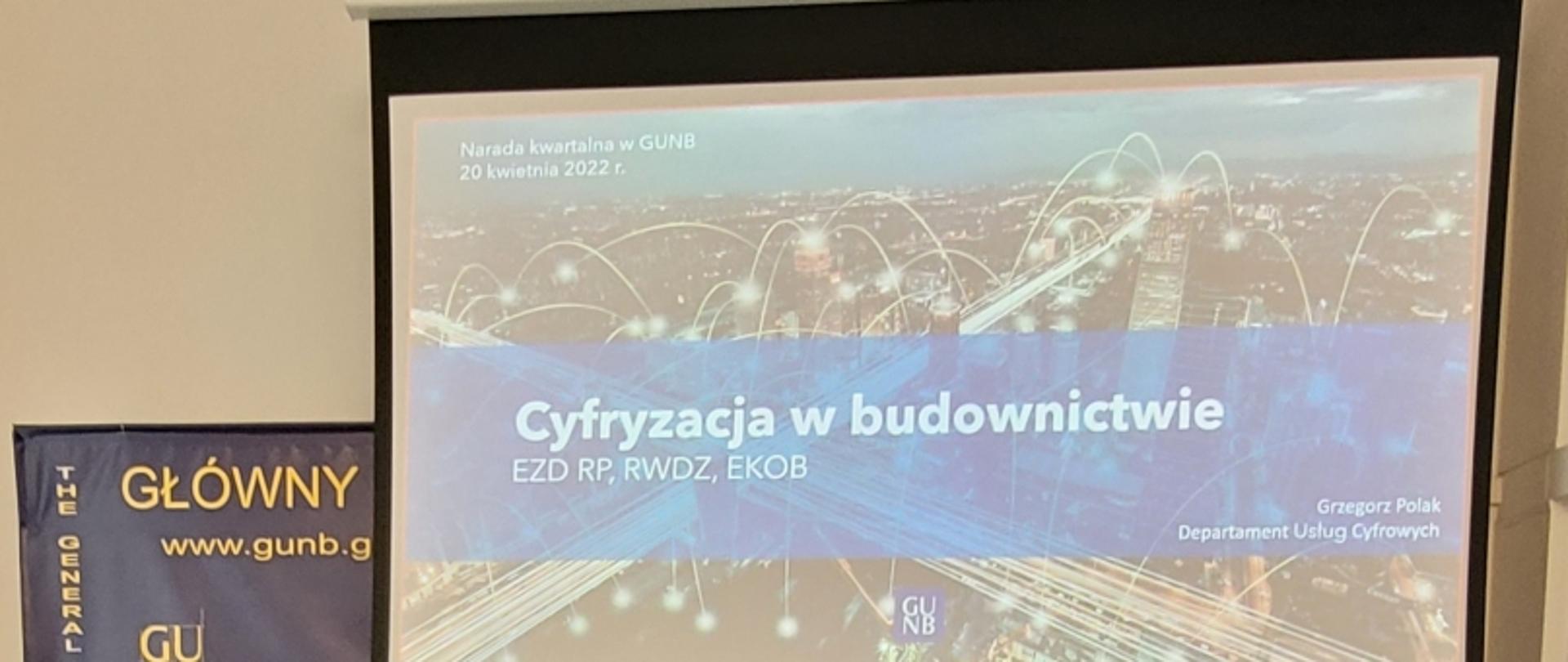 Slajd „Cyfryzacja w budownictwie” z narady GUNB, 20.04.2022, z panoramą miasta i cyfrową grafiką w tle.