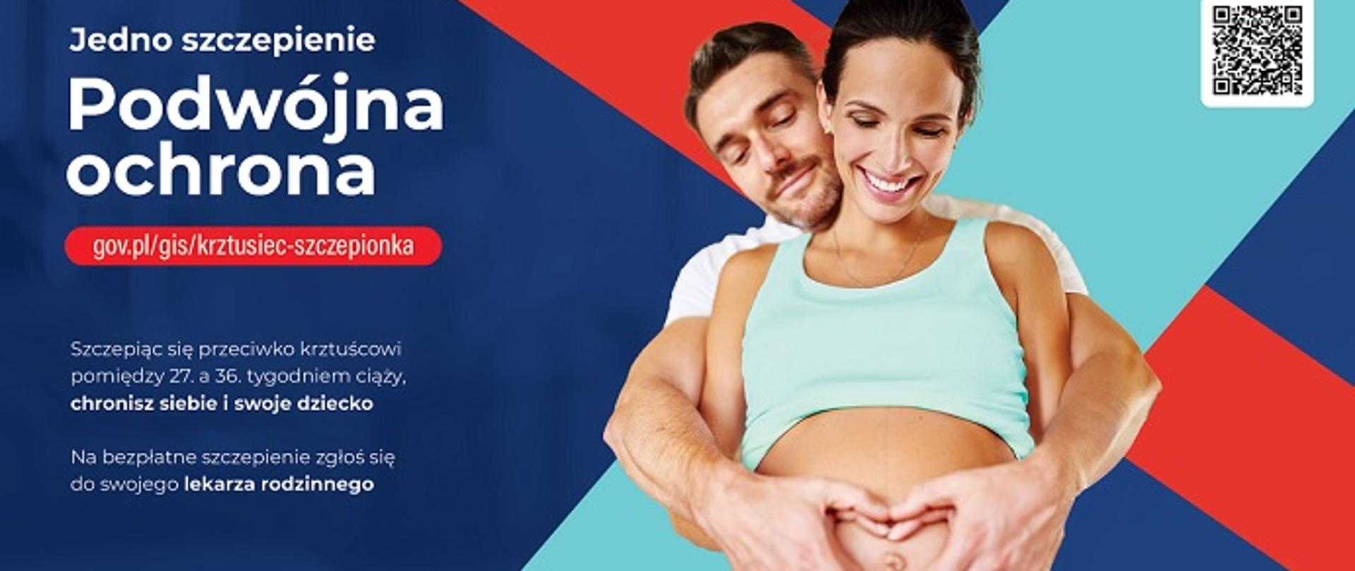 na zdjęciu plakat jedno szczepienie podwójna ochrona promujący szczepienia przeciwko ksztuścowi dla kobiet w ciąży, na ciemnoniebieskim tle stoi mężczyzna za kobietą w ciąży, która się uśmiecha, mężczyzna obejmuje kobietę trzymając ją za brzuch