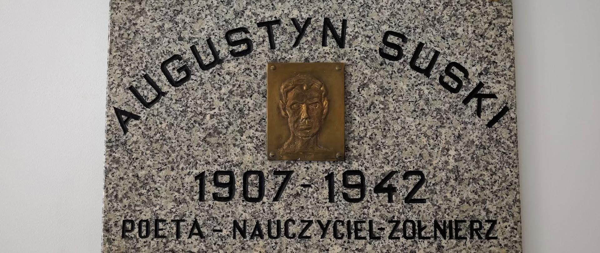 Zdjęcie tablicy upamiętniającej patrona szkoły- Augustyna Suskiego