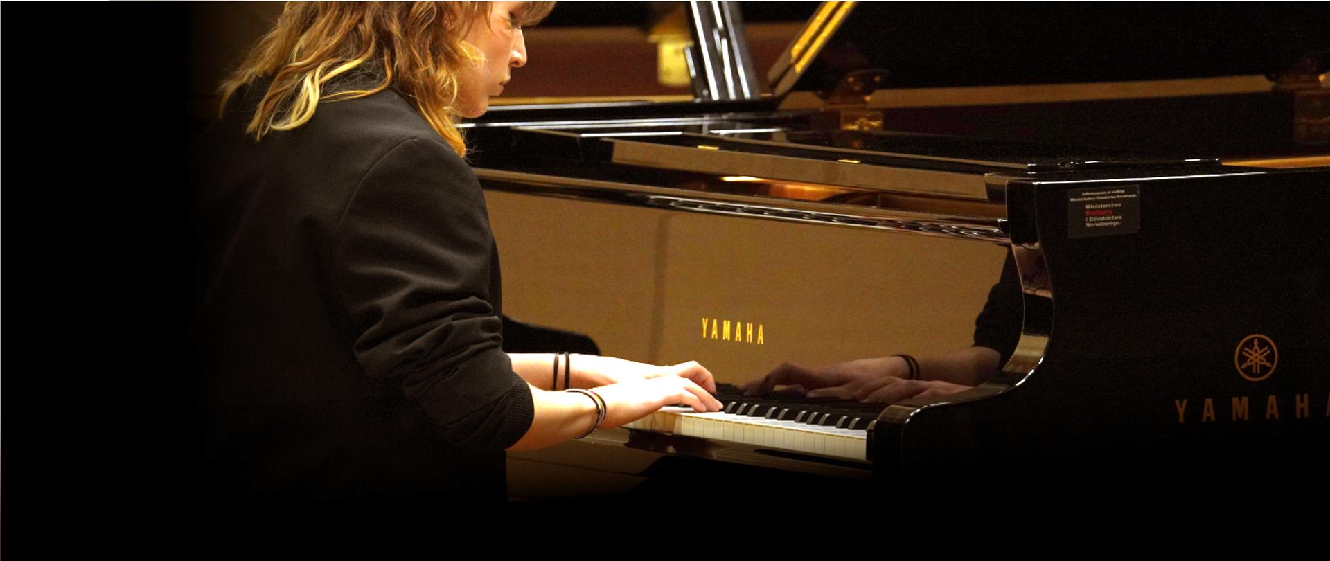 Grafika przedstawia osobę grającą na fortepianie