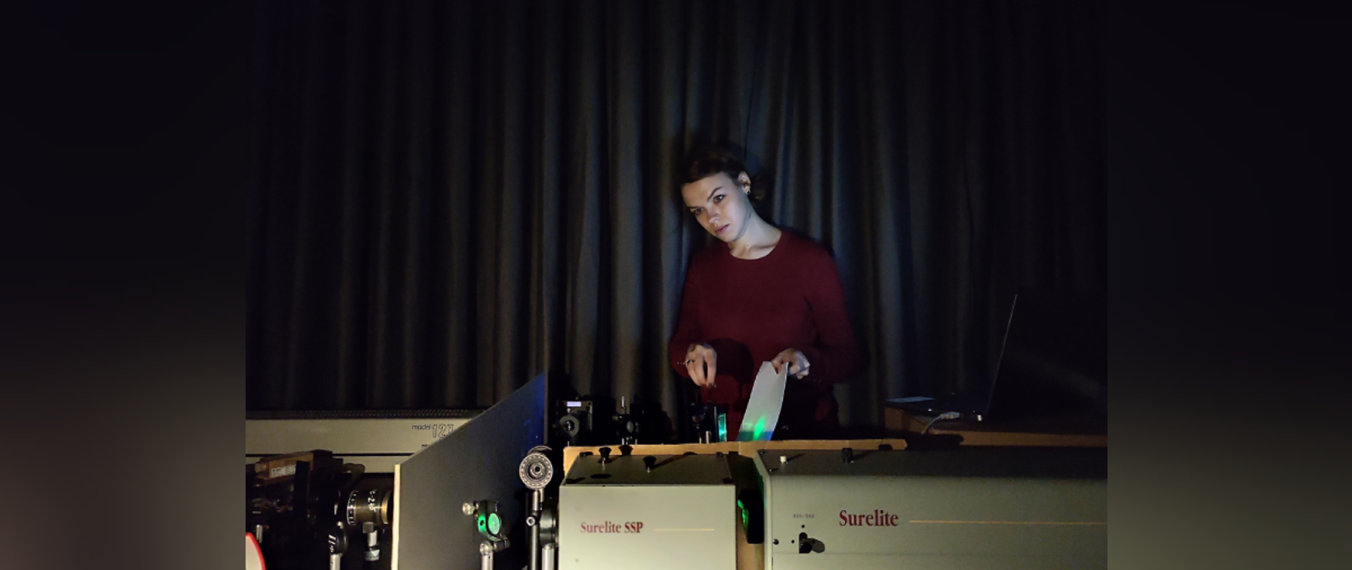 Kobieta korzystająca z urządzenia BioTechNan 