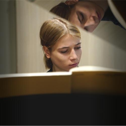 Zdjęcie przedstawia osobę grającą na fortepianie