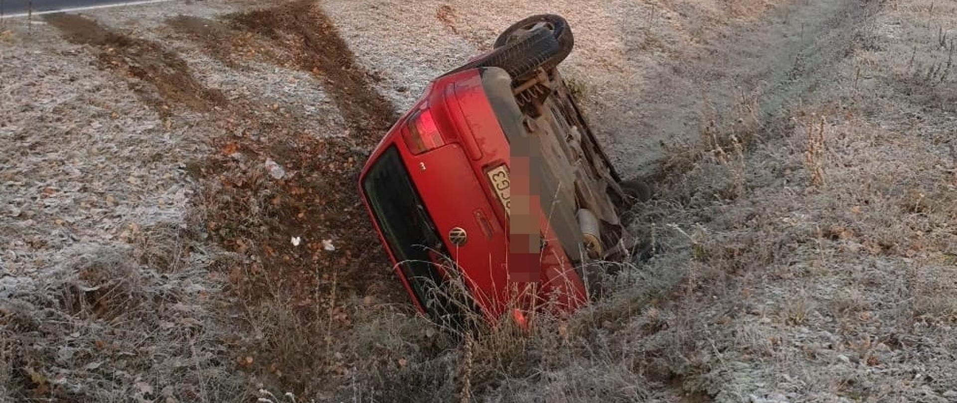 Na zdjęciu widać auto osobowe w rowie oraz samochód strażacki 