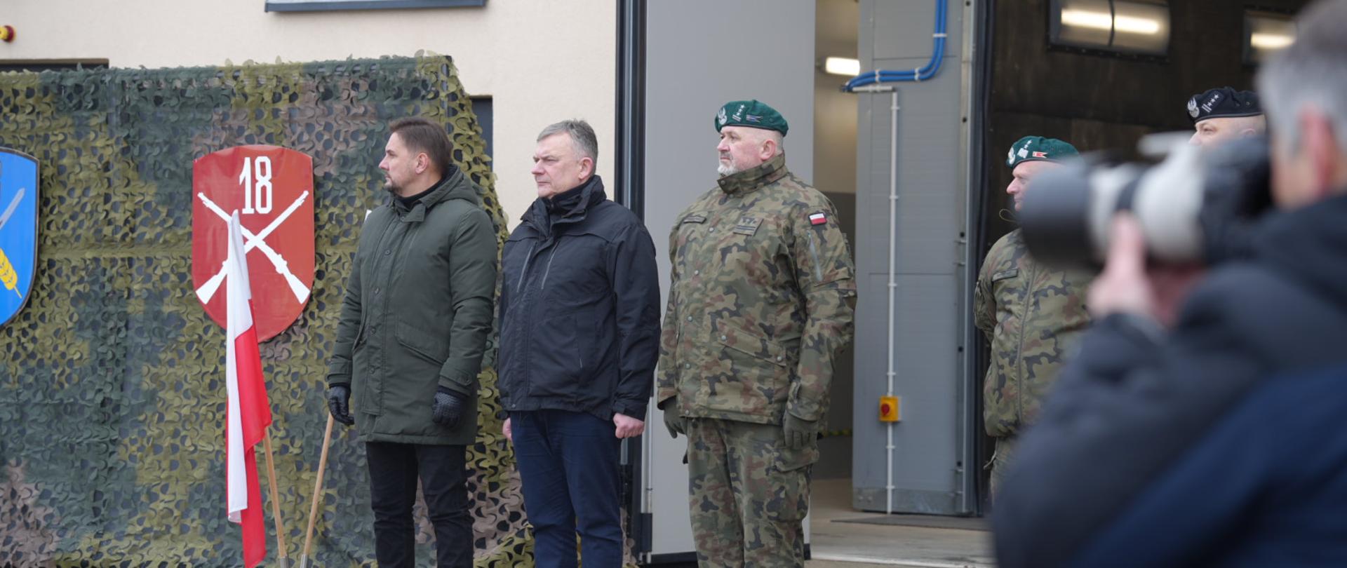 Paweł Bejda, wiceminister obrony narodowej wziął udział w uroczystym otwarciu hali remontowej w 18. Łomżyńskim Pułku Logistycznym.