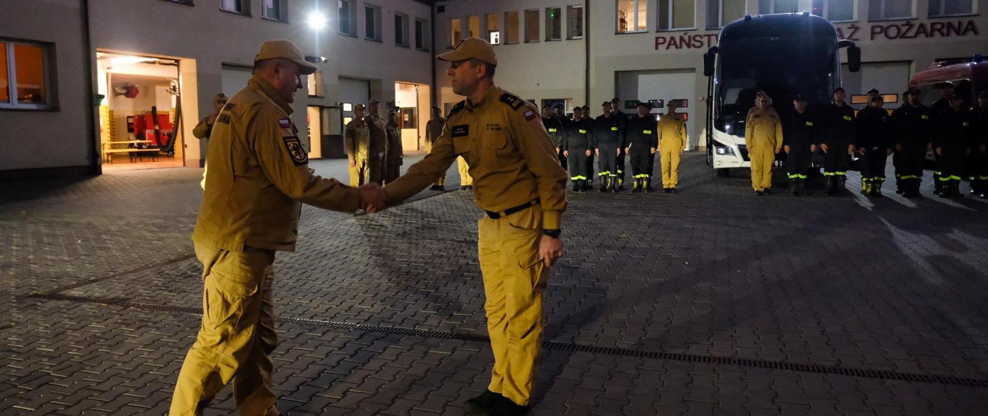 Drugi rzut strażaków z województwa pomorskie rusza na południe kraju pomagać potrzebującym podczas powodzi.