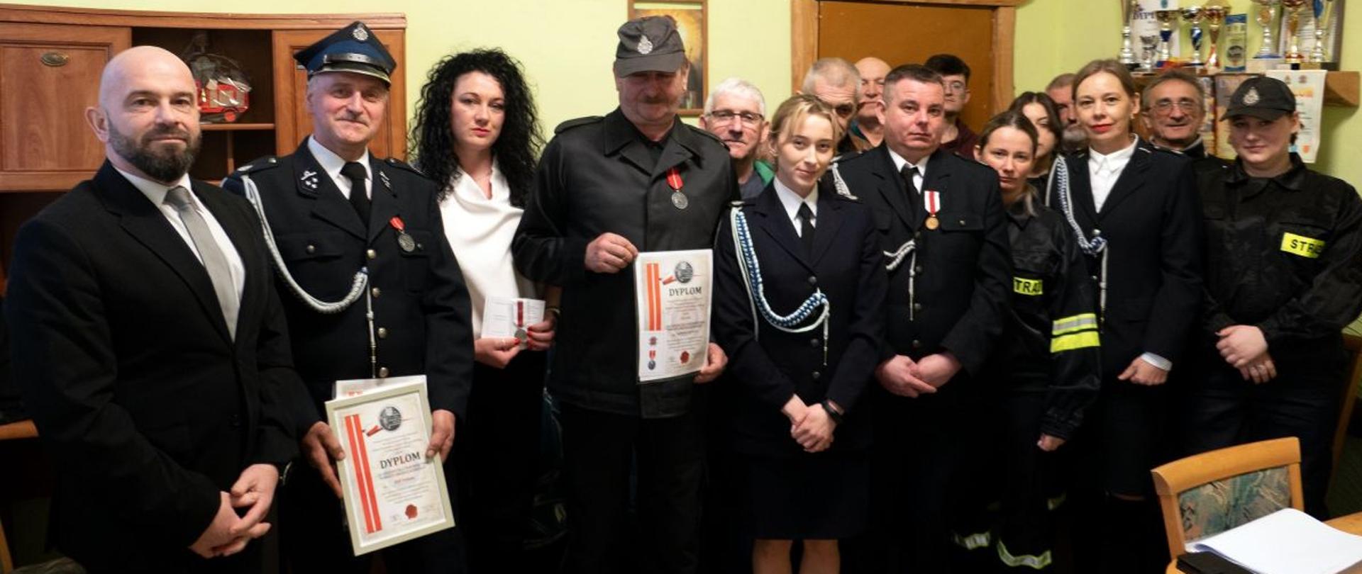 Zdjęcie przedstawia druhów i drużki z jednostki OSP Polana oraz Wójta gminy Czarna. 