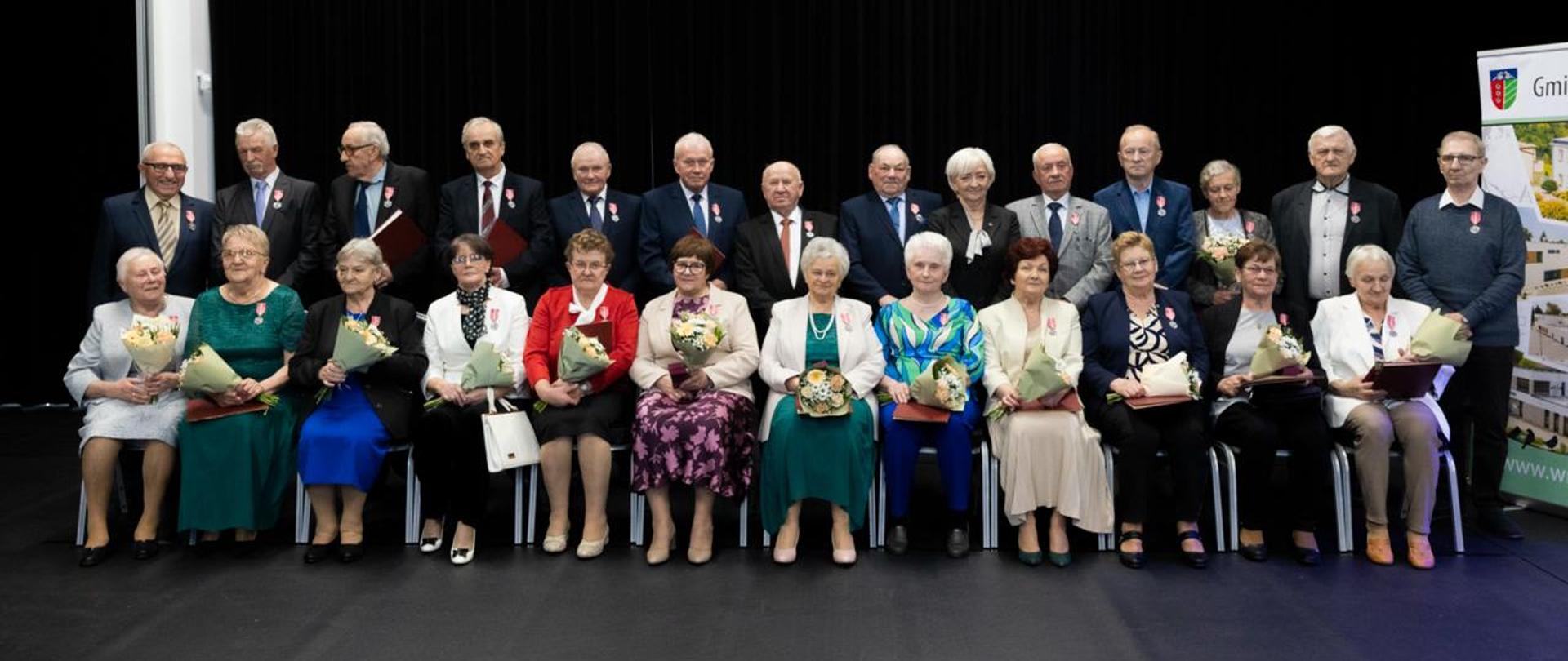 Wojewoda łódzki wraz z odznaczonymi Medalami za Długoletnie Pożycie Małżeńskie. 