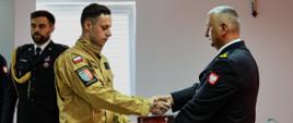 Komendant wręcza akt ślubowania 