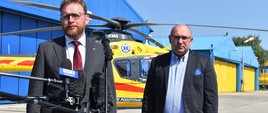 Minister zdrowia Łukasz Szumowski oraz dyrektor Lotniczego Pogotowia Ratunkowego Robert Gałązkowski podczas briefingu prasowego.