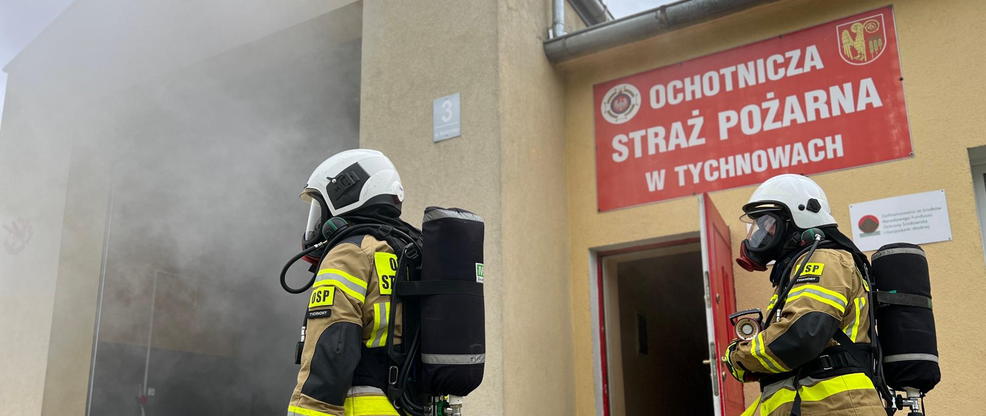 Druhowie OSP Tychnowy w pełnym uzbrojeniu osobistym przewietrzają garaż strażnicy podczas inspekcji gotowości operacyjnej.