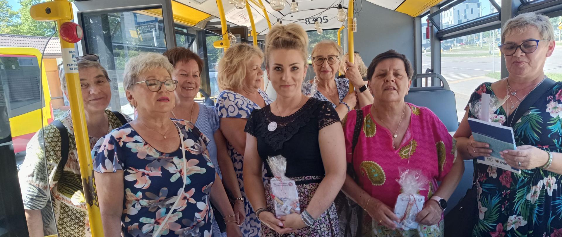 Uczestnicy akcji w punkcie informacyjnym w autobusie