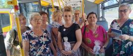 Uczestnicy akcji w punkcie informacyjnym w autobusie