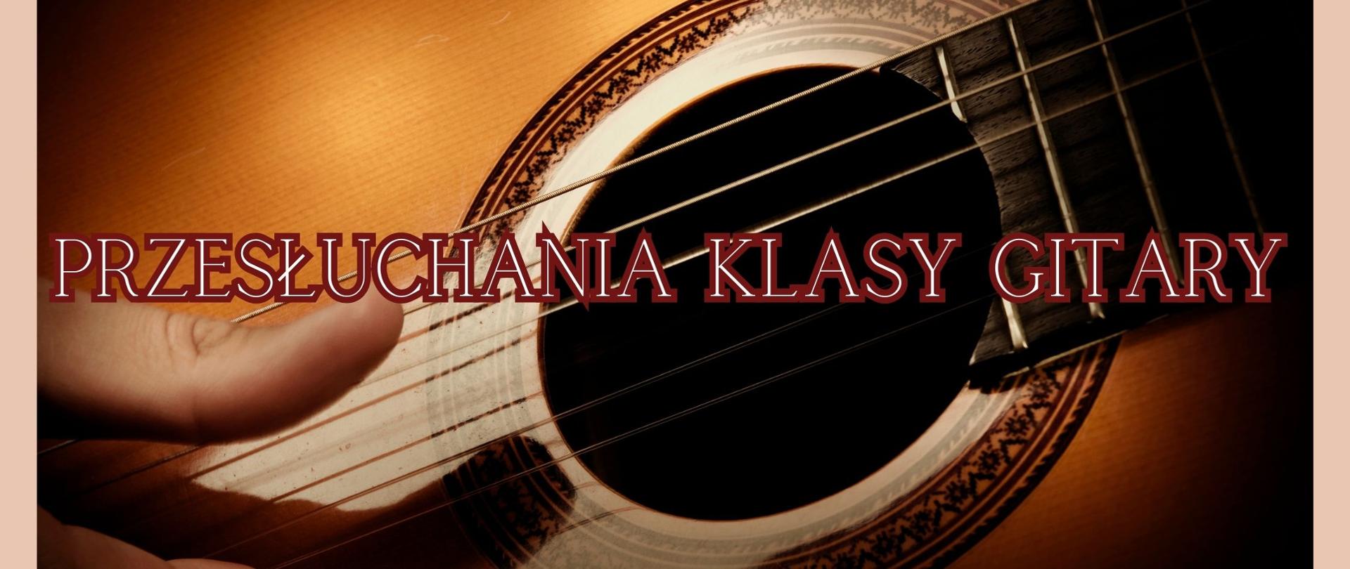 Plakat przedstawia zdjęcie dłoni grającej na gitarze. Widnieje na nim napis "Przesłuchania klasy gitary".
