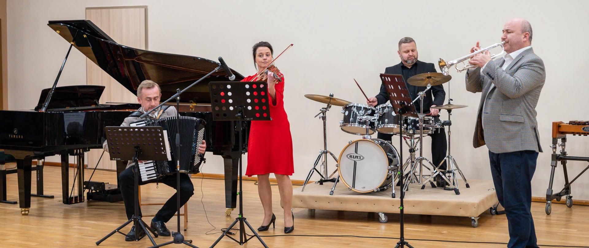 Zespół złożony z nauczycieli wykonuje kompozycję w czasie koncertu. Na zdjęciu: Andrzej Formela, Agata Parzych, Paweł Szewczyk, Tomasz Winczewski