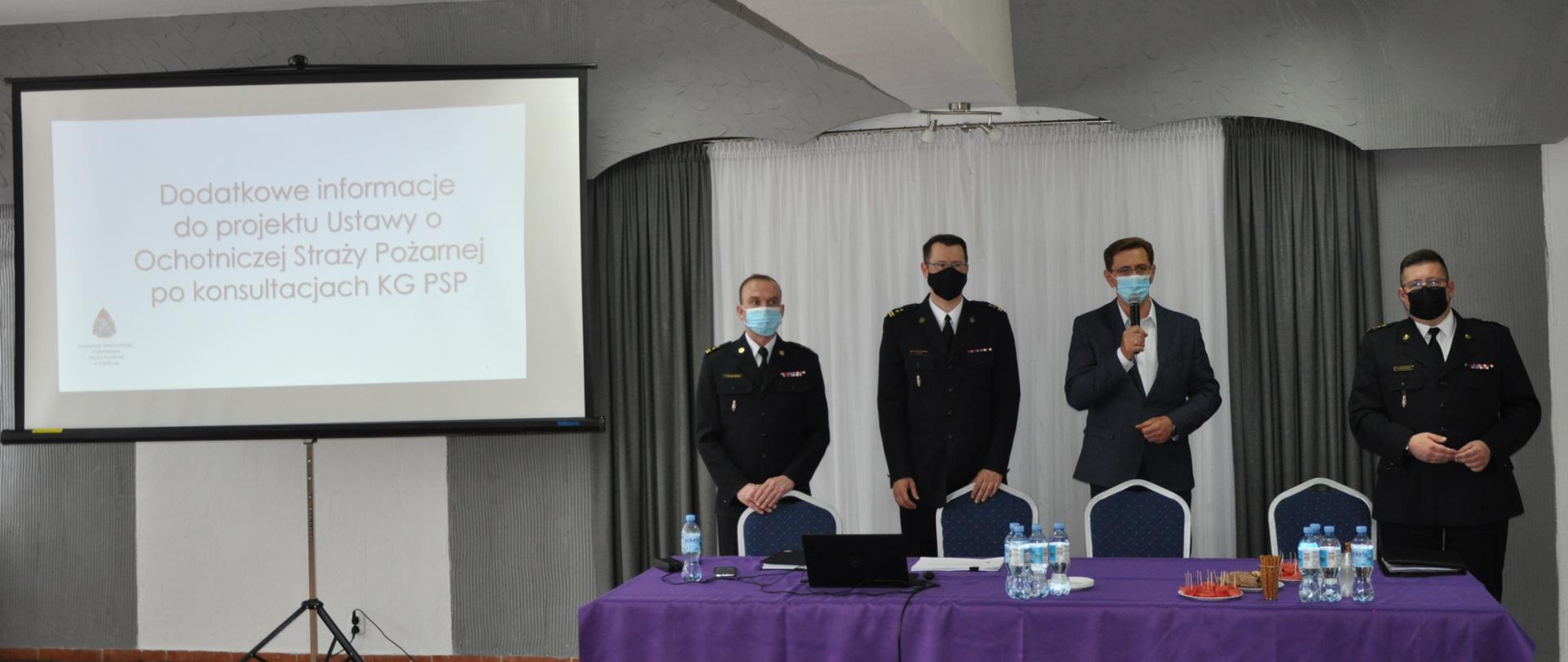 Zdjęcie przedstawia przedstawicieli OSP i PSP w trakcie konsultacji dotyczących projektu ustawy o ochotniczej straży pożarnej