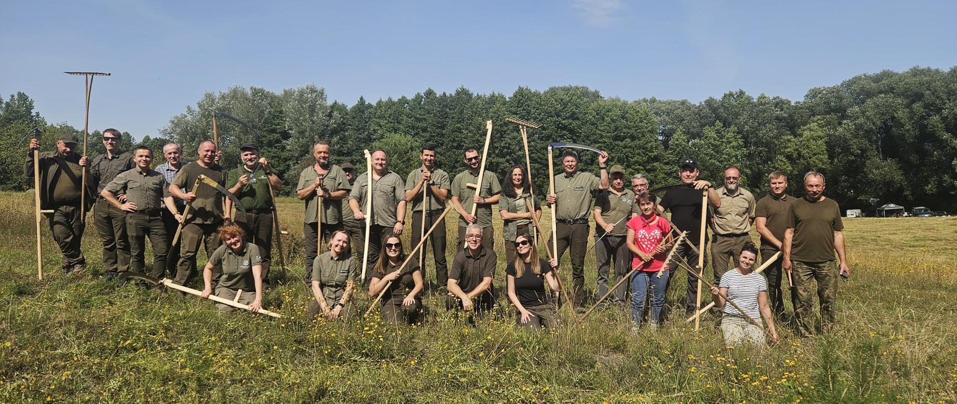 Zdjęcie prezentuje cały zespół Kosiarzy.
