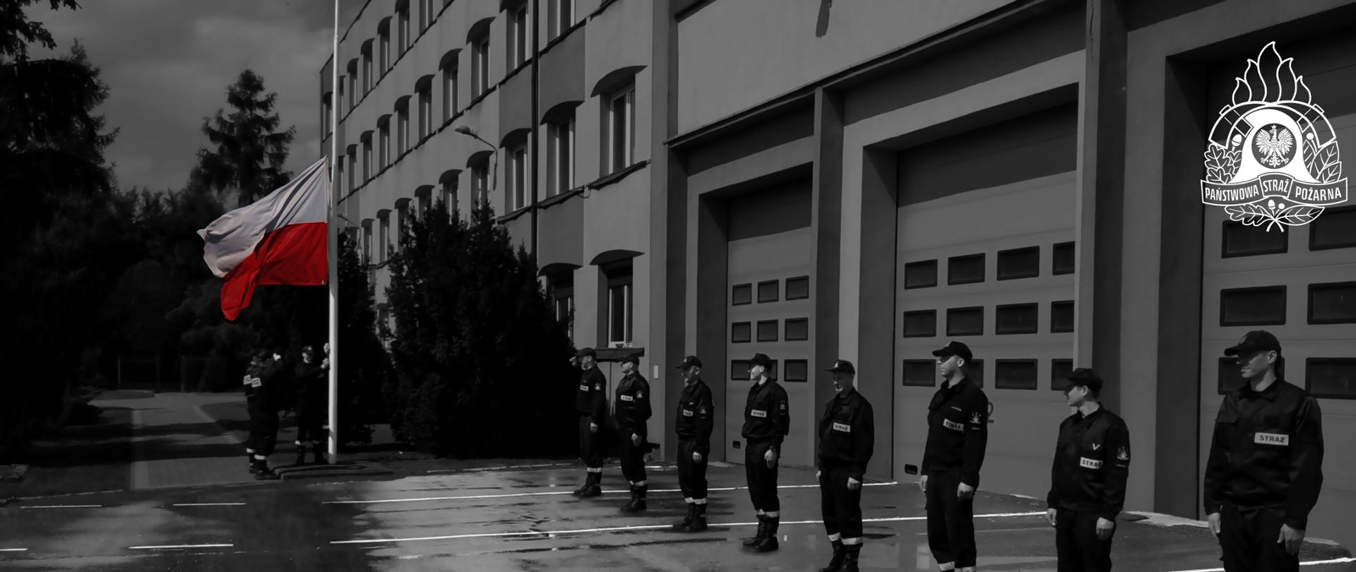 Na zdjęciu widać strażaków na uroczystej zbiórce z okazji Dnia Flagi