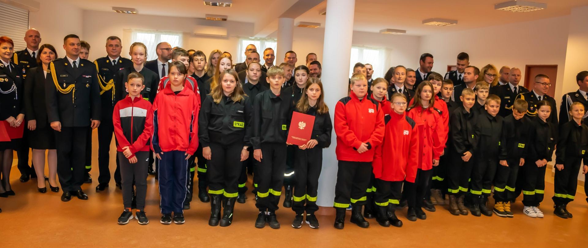 Zdjęcie przedstawia uczestników, którzy odebrali promesy dla MDP.