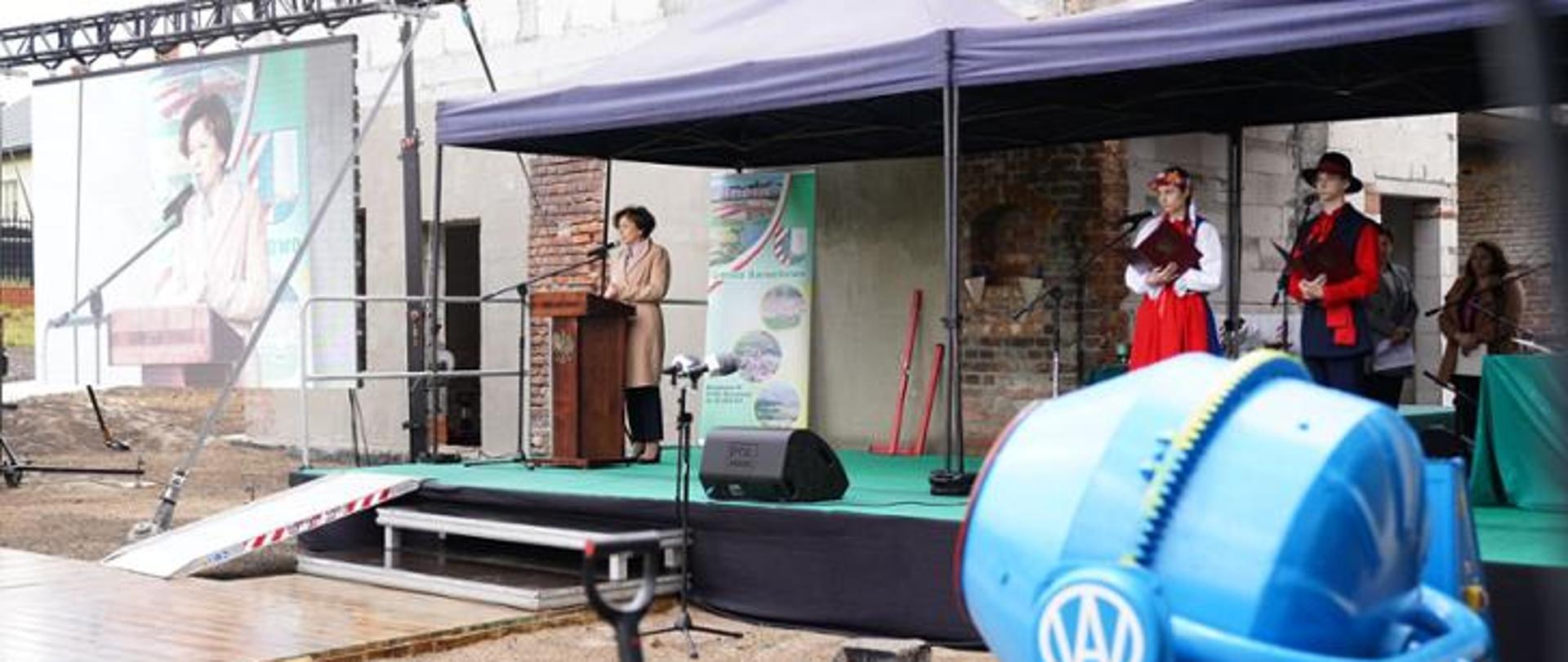 Cztery osoby stojące na scenie