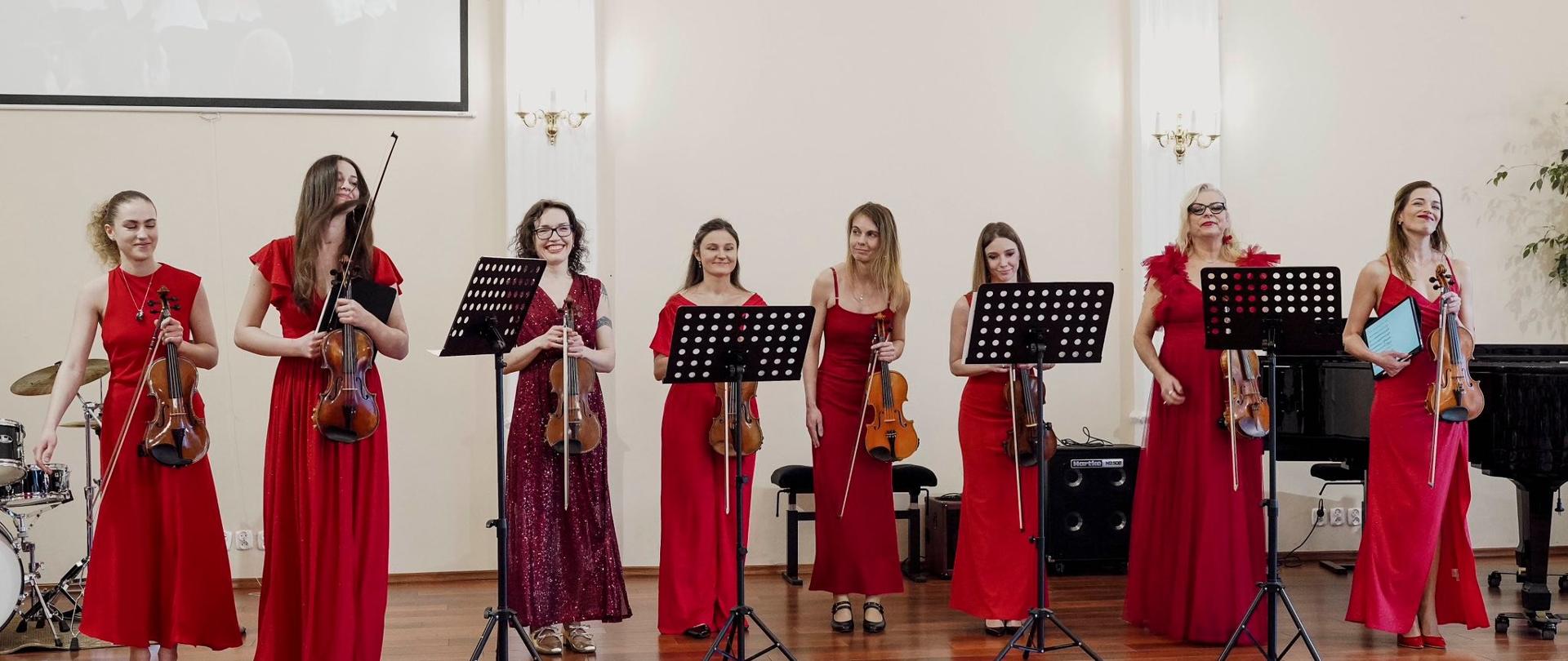 Występ oktetu skrzypcowego na scenie w sali koncertowej podczas Koncertu Świątecznie - symfonicznie. Lublinieccy artyści klasycznie w Państwowej Szkole Muzycznej I stopnia w Lublińcu