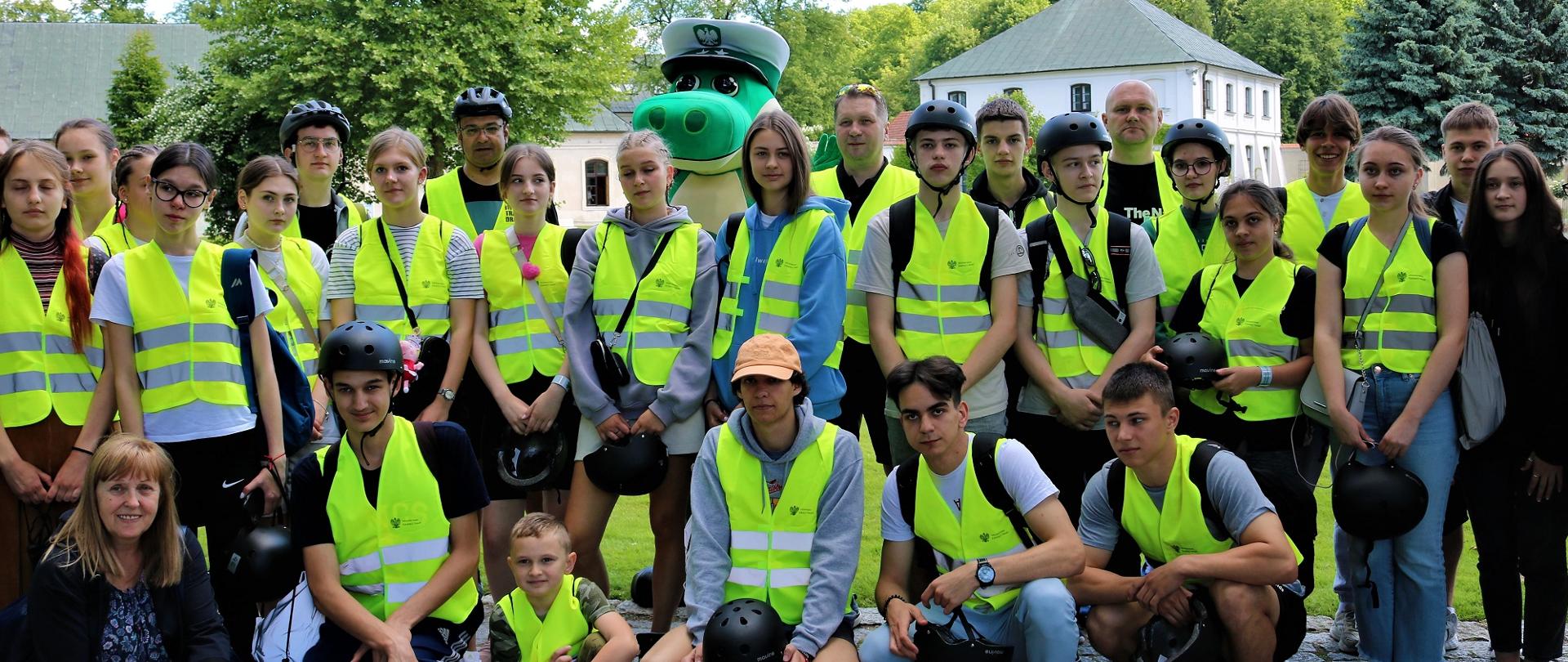 Zdjęcie zbiorowe dużej grupy ludzi w żółtych kamizelkach ostrzegawczych.