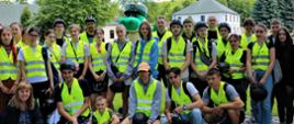 Zdjęcie zbiorowe dużej grupy ludzi w żółtych kamizelkach ostrzegawczych.