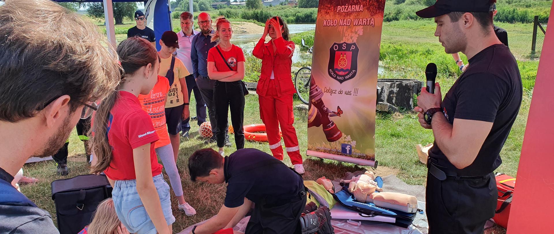 Zdjęcie przedstawia strażaków podczas pokazów w ramach prewencji społecznej.