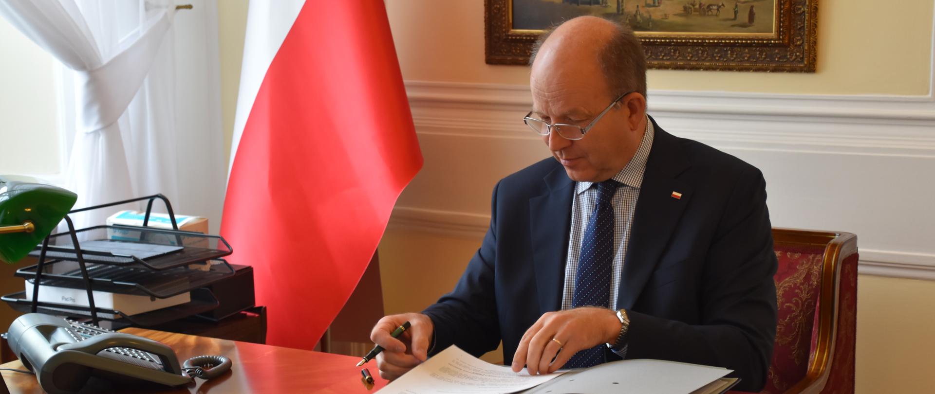 Domy pomocy społecznej z dofinansowaniem ponad 3,5 mln złotych. Wojewoda Mazowiecki podpisuje umowy. 