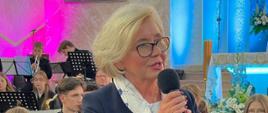 Wiceminister Marzena Machałek przemawia podczas jubileuszu Zespołu Szkół Katolickich u św. Pankracego w Jeleniej Górze